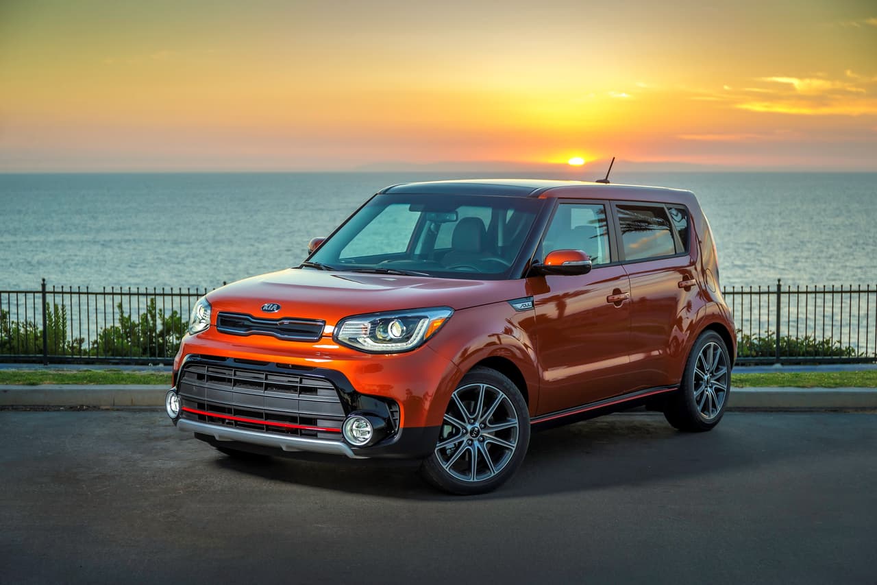 <b>Kia Soul</b>: La mini crossover de Kia es una lección en diseño de empaque para toda la industria. Diminuta por fuera y enorme por dentro la pequeña Soul, cuyas líneas están inspiradas en un jabalí con una mochila en la espalda, proporciona un vasto espacio para pasajeros de dos piernas y cuatro patas.