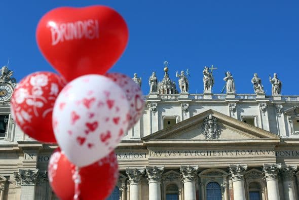 Globos y algunos corazones rojos ponían la nota de color frente a la sobriedad del centro neurálgico del catolicismo, que acogió por primera vez un evento de estas características, con el cual la Iglesia intenta devolver el sentido religioso a una fiesta clavada en el imaginario colectivo como pagana y comercial. El matrimonio fue el eje central de la ceremonia, en la que el papa argentino animó a los presentes a no temer este "paso definitivo", en un discurso en el que recurrió a su habitual sentido del humor provocando en varias ocasiones la carcajada general del público asistente.