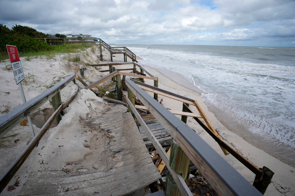 Las autoridades temen que las marejadas ciclónicas genere una erosión irreversible en ciertas áreas de la costa este de Florida debido al doble impacto de Ian y ahora Nicole.
