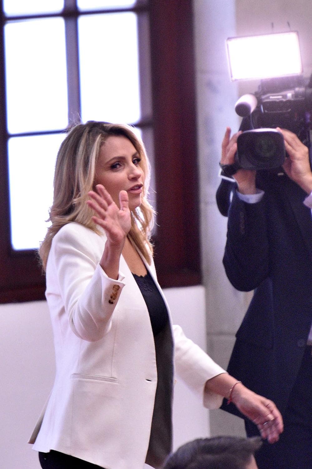 El 20 de diciembre salió a la luz un video donde se veía a
<b><a href="https://www.univision.com/entretenimiento/celebridades/angelica-rivera-otra-vez-viaja-como-toda-la-gente-asi-cambio-la-vida-de-la-gaviota-tras-salir-de-los-pinos-fotos"> la ex primera dama en el aeropuerto de Los Ángeles</a></b>. La actriz fue captada sin la compañía de Peña Nieto, con un atuendo informal, gorra negra, y tratando de pasar desapercibida.