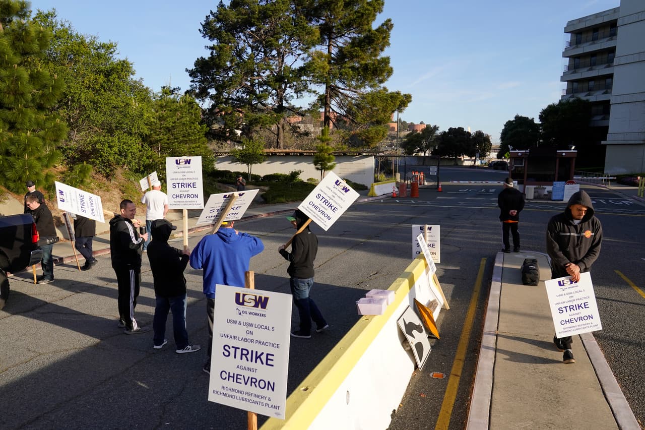 <b>Si la huelga cerrara la refinería, eso podría afectar negativamente los precios de la gasolina en California</b>, que tiene el precio regular de gasolina más alto del país a $5.86 por galón, según la Asociación Estadounidense de Automóviles.
<br>