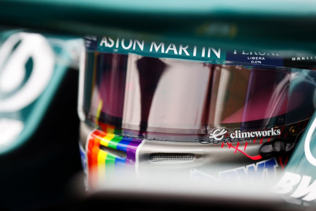 Esteban Ocon es campeón del Gran Premio de Hungría. La carrera se vio accidentada y detenida con bandera roja cuando Bottas se deslizó hacia la parte trasera del McLaren de Norris, quien se inclinó hacia el auto de Verstappen, y Bottas se estrelló contra el segundo Red Bull de Sergio Pérez. Stroll intentó zambullirse por el interior en la curva 1, pero golpeó el Ferrari de Charles Leclerc, que a su vez chocó contra Ricciardo. Vettel fue segundo y Hamilton consiguió la tercera posición.