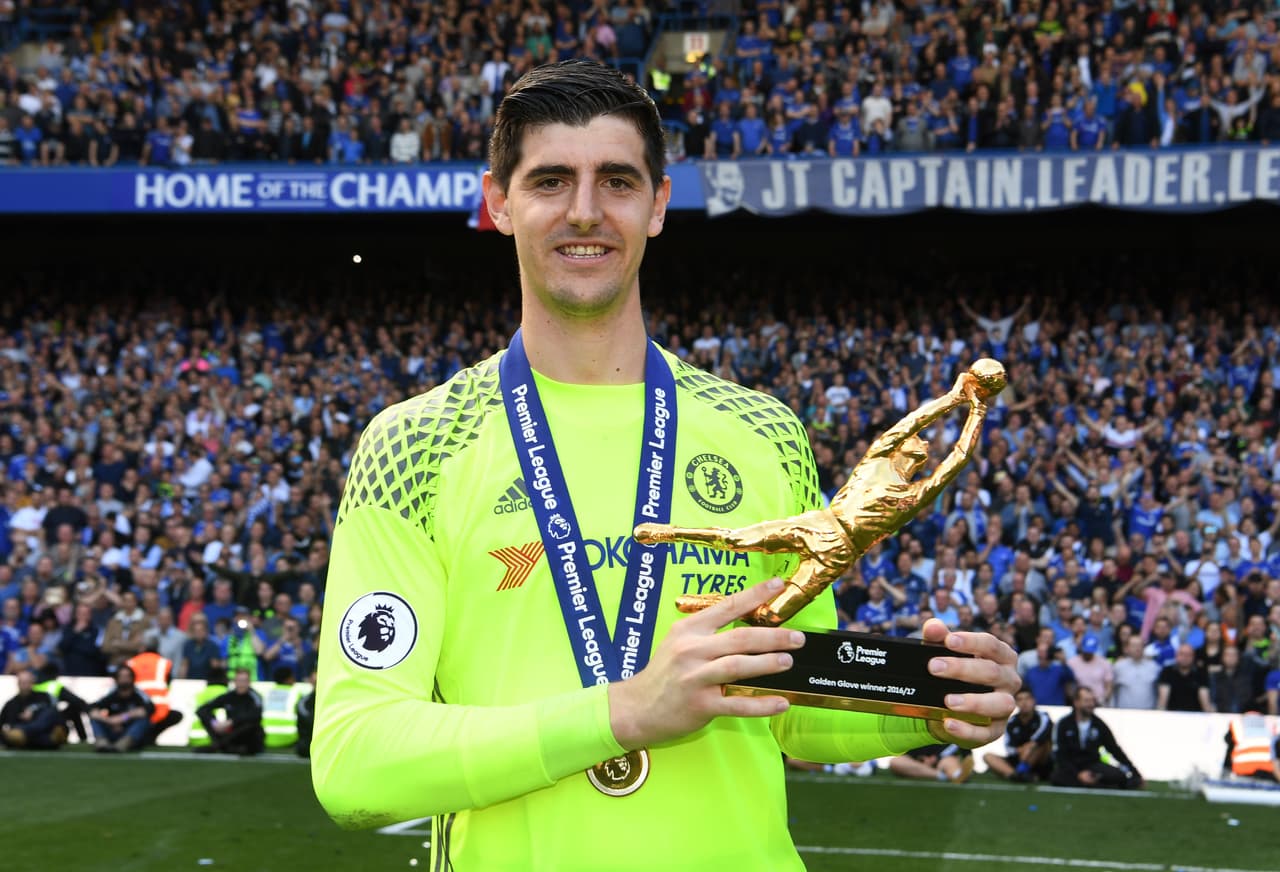 Esa noticia de De Gea coincidió con una declaración del arquero belga Thibaut Courtois, cuyo nombre también está en carpeta de Real Madrid. El portero le dio un ultimatum a Chelsea para que le mejore el contrato en una entrevista en la que afirmó que de no ser así estudiará mejores propuestas.