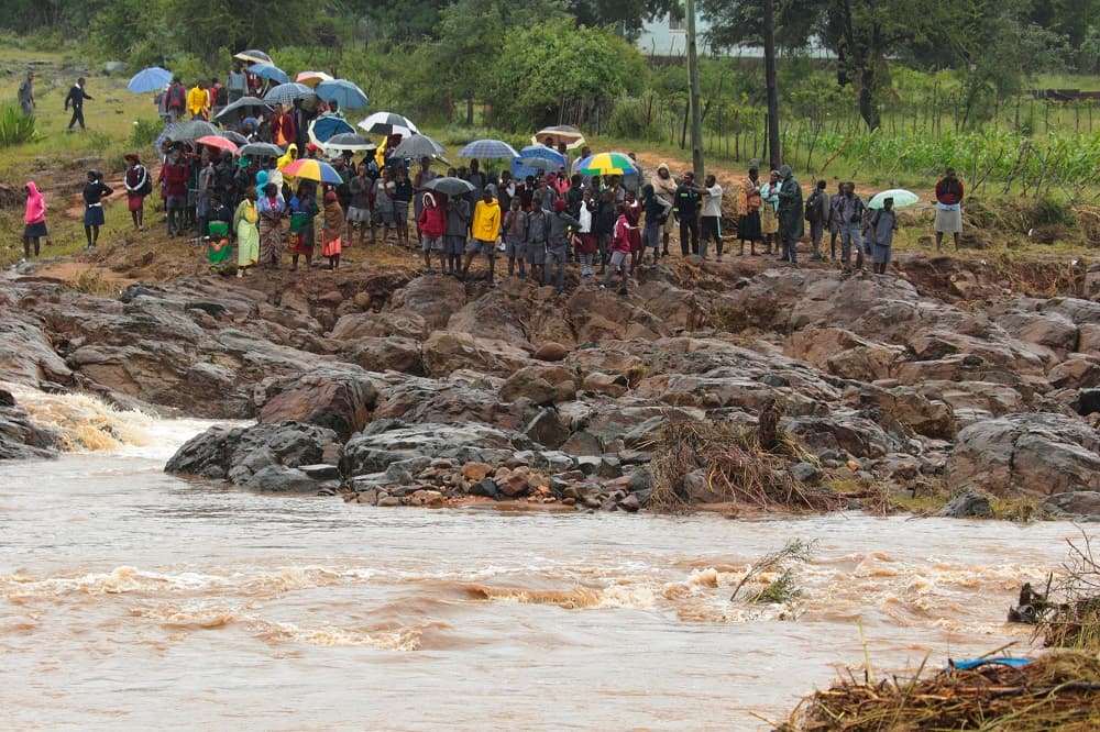 El colapso de puentes también ha afectado a grupos escolares, como el de la imagen, que quedaron varados en esta zona de Zimbabue.