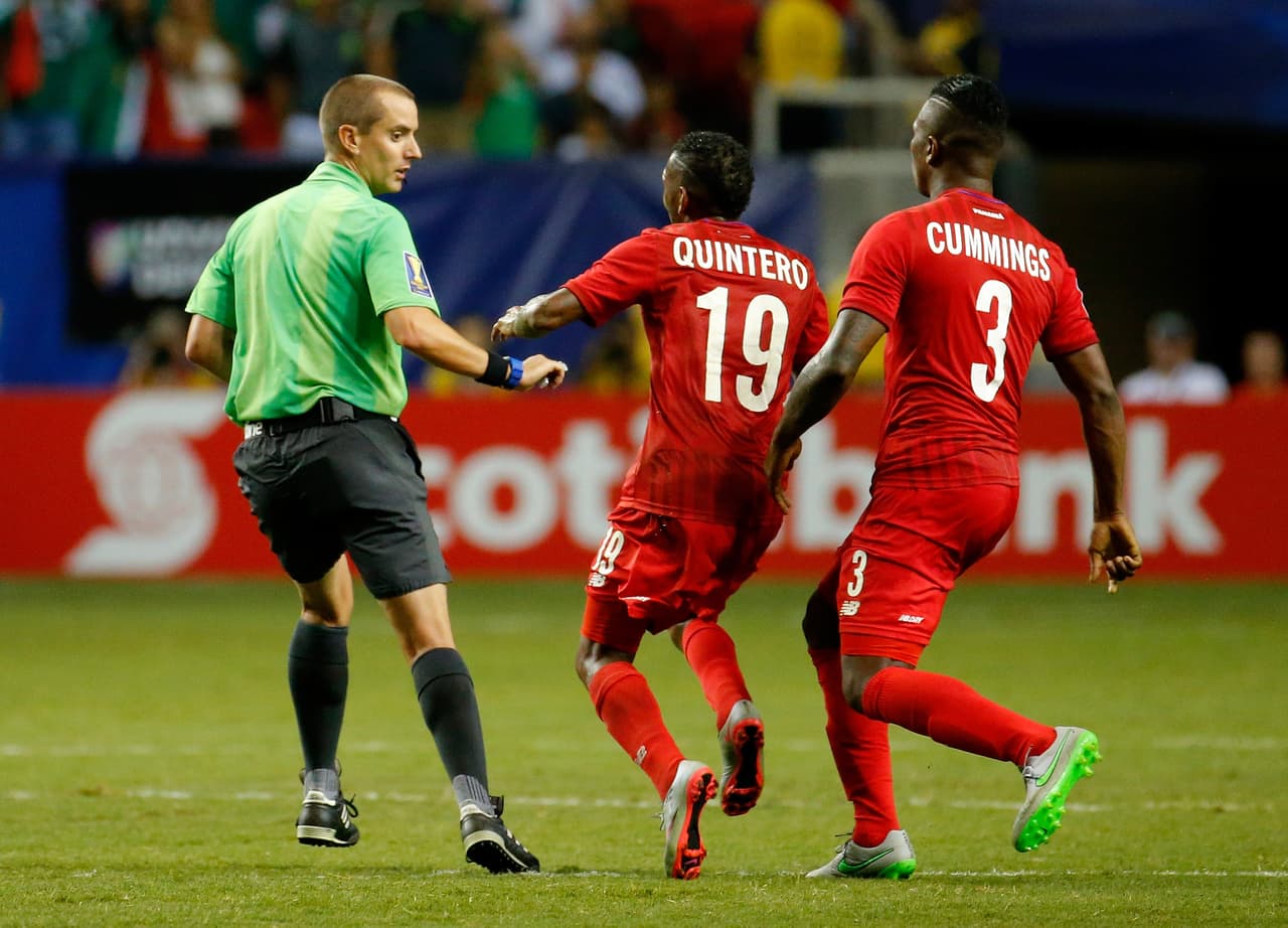 El árbitro Mark Geiger tuvo una jornada para olvidar en el partido México-Panamá por la semifinal de la Copa Oro, cuando varias decisiones llevaron a favorecer el 'Tri', en especial un penalti al final del tiempo reglamentario.