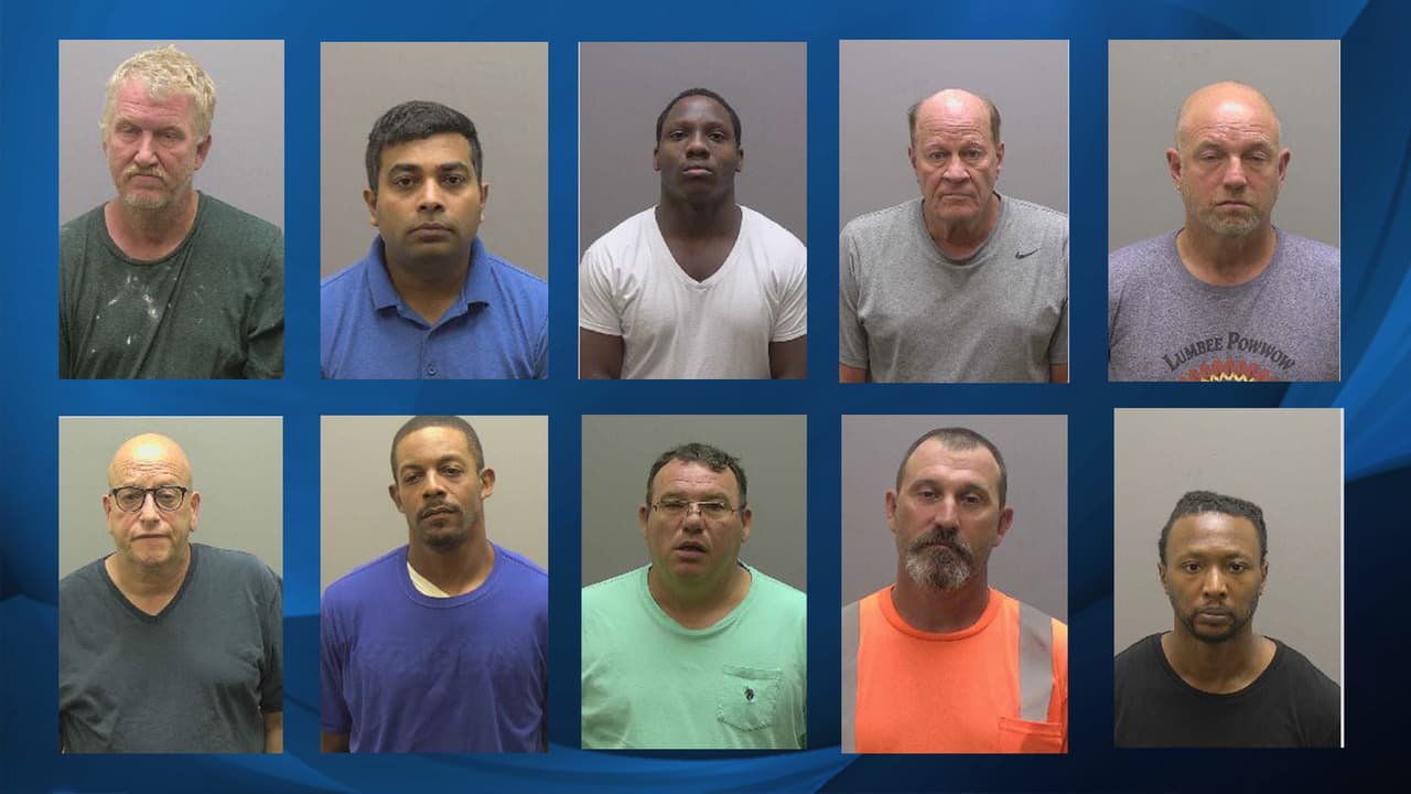 La Oficina del Alguacil del condado de Alamance, en conjunto con el FBI y la Policía de Mebane, arrestó a 21 sospechosos por solicitar actos sexuales. Los agentes buscan identificar una red de prostitución y tráfico humano en Carolina del Norte.