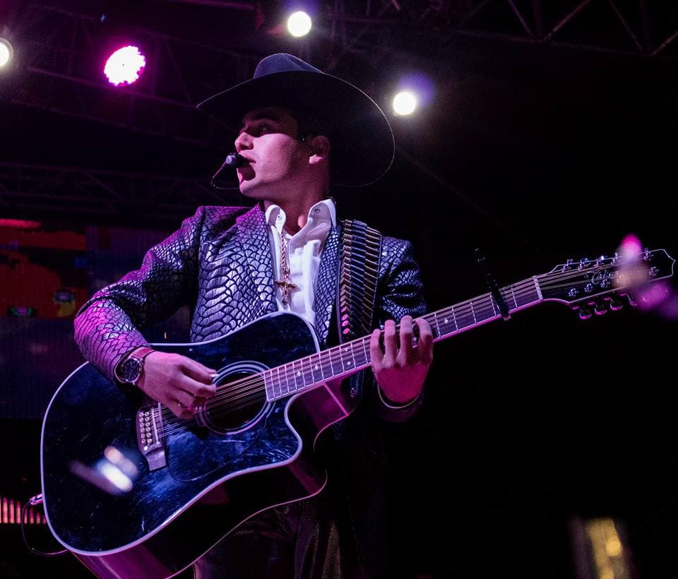 José Manuel López Castro, nació el 8 de noviembre de 1996. Forma parte de Los Plebes del rancho y gracias a su talento y carisma es uno de los cantantes consentidos del regional mexicano.