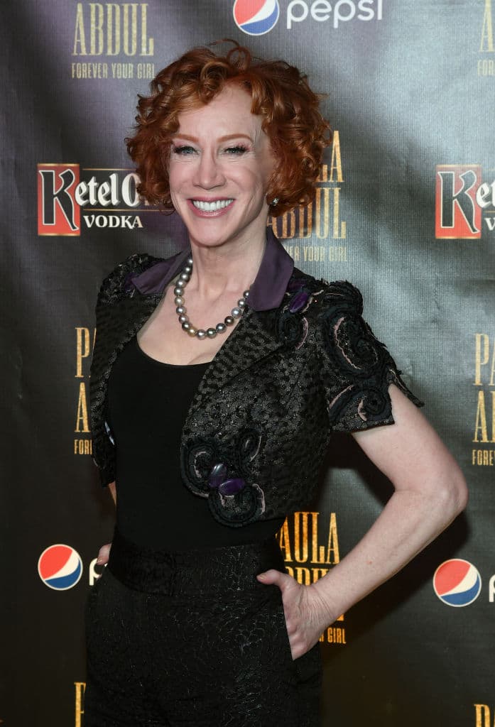 En su cuneta de Twitter, Griffin subói una polémica imagen en la que aparece ella con la cabeza decapitada de Donald trump en su mano derecha.
<br>