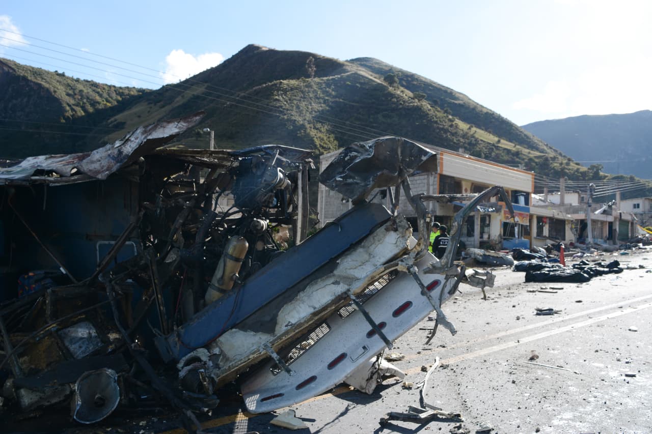 El autobus convertido en un amasijo de hierros después de la colisión.