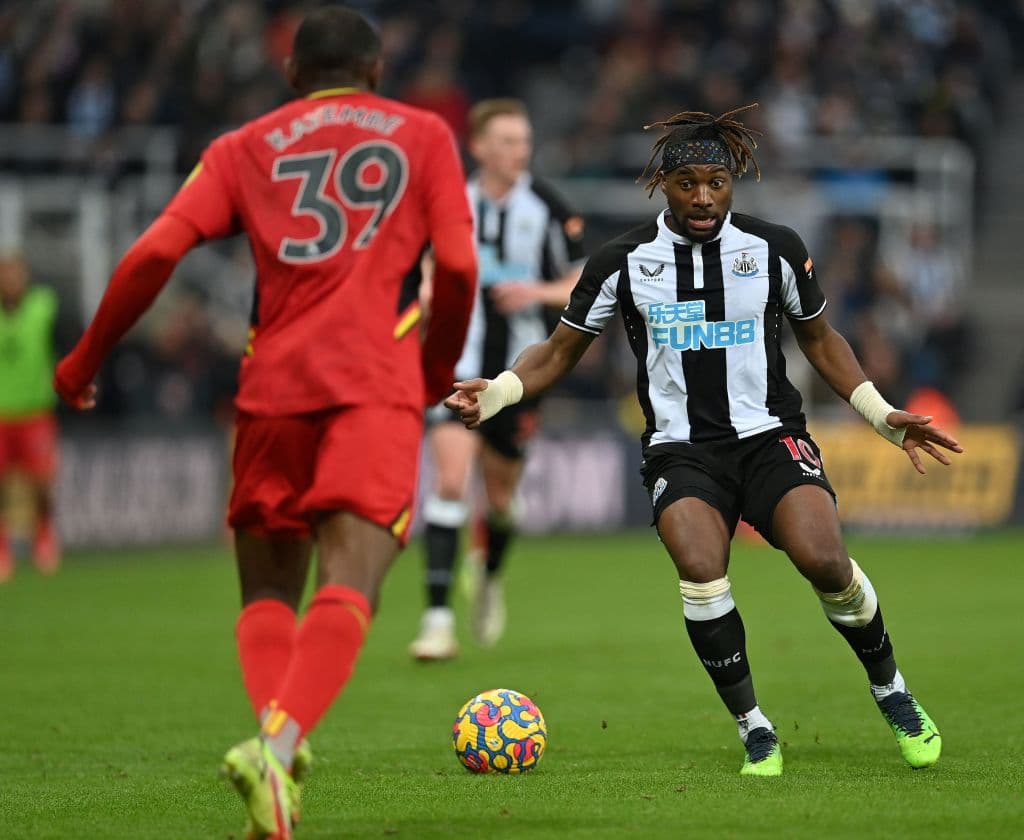 Aston Villa revive y empata 2-2 con el Manchester United, Norwich City sorprende y vence 2-1 al Everton y Newcastle y Watford repartieron los puntos tras el empate 1-1.