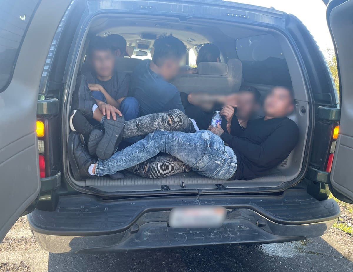 Hace dos semanas, los agentes de la estación Ajo ayudaron al Departamento de Seguridad de Arizona (DPS) con una parada de vehículos en la I-8 cerca de Gila Bend, AZ. El agente descubrió a dos ciudadanos estadounidenses contrabandeando a seis ciudadanos mexicanos dentro del vehículo. Los ciudadanos estadounidenses fueron arrestados.