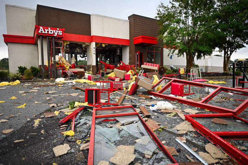 Un tornado asociado al
<b><a href="https://www.univision.com/local/north-carolina-wuvc/estas-son-las-zonas-con-mas-riesgo-de-inundarse-en-carolina-del-norte-por-la-tormenta-debby-video" target="_blank">paso de la tormenta tropical Debby</a> </b>por
<b>Carolina del Sur</b> destruyó el restaurante de comida rápida Arby's de
<b>Moncks Corner,</b> un pueblo al noroeste de Charleston.