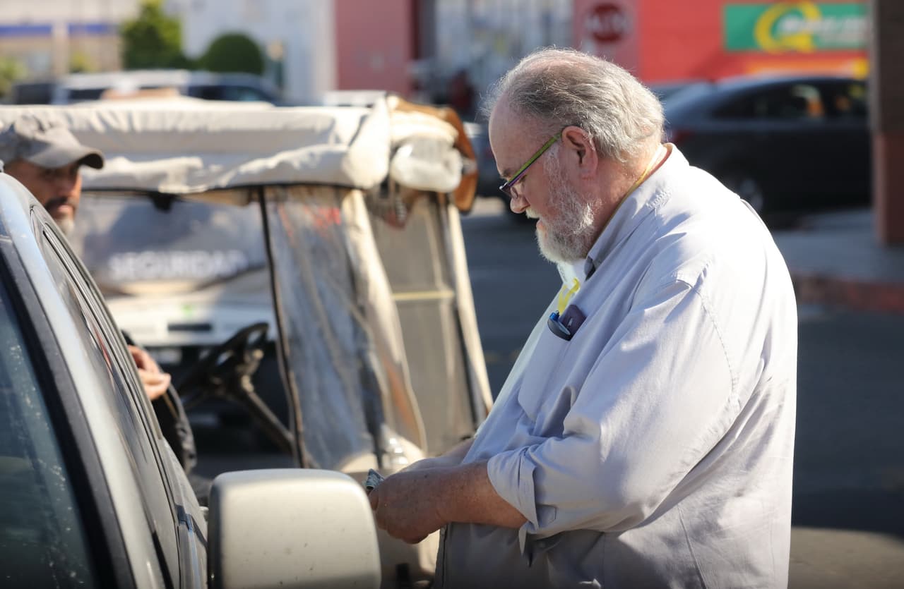 "Es mejor que disfrute de su retiro y viaje, y 
<b><a href="https://www.univision.com/local/fresno-kftv/noticias/edicion-digital/padre-de-meghan-markle-dice-que-es-decepcionante-que-su-hija-quiera-alejarse-del-sueno-de-muchas-vivir-como-una-reina-video" target="_blank">olvide a Meghan por completo</a></b>", comentó.
<br>