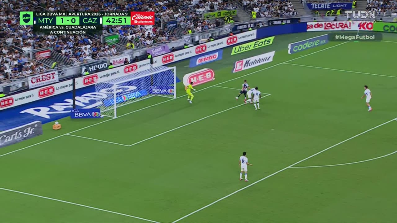 ¡TIRO ATAJADO! disparo por Óliver Torres.