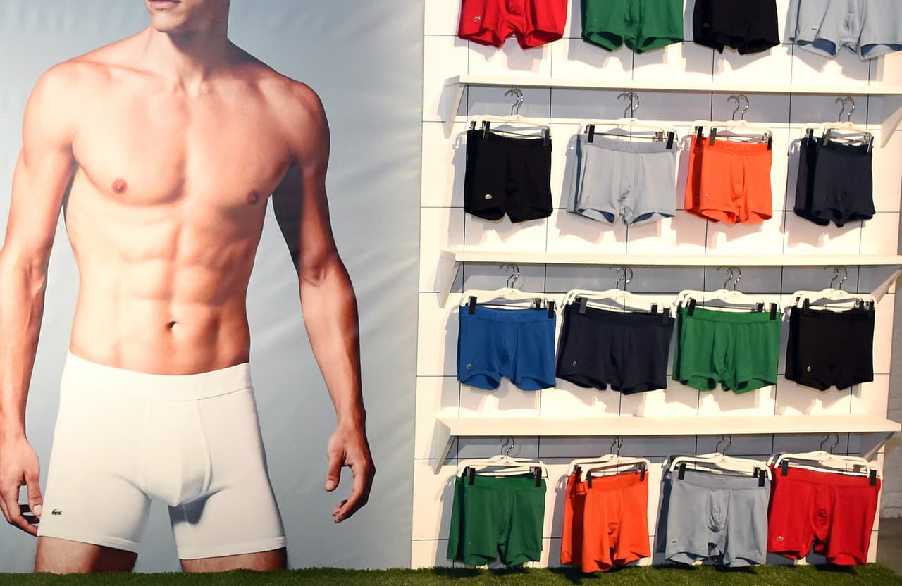<b>Es mejor usar boxers que calzones ajustados: cierto</b>. Aunque no existe evidencia científica contundente sobre el impacto del tipo de ropa interior en la fertilidad masculina, sí se sabe que para producir suficiente esperma, los testículos no deben sobrecalentarse, lo que puede ocurrir al usar calzoncillos o pantalones demasiado apretados. Otro dato: el cuerpo tarda unos 10 días en producir el esperma, así que vale de nada usar boxers solamente el día en que se tendrán relaciones.