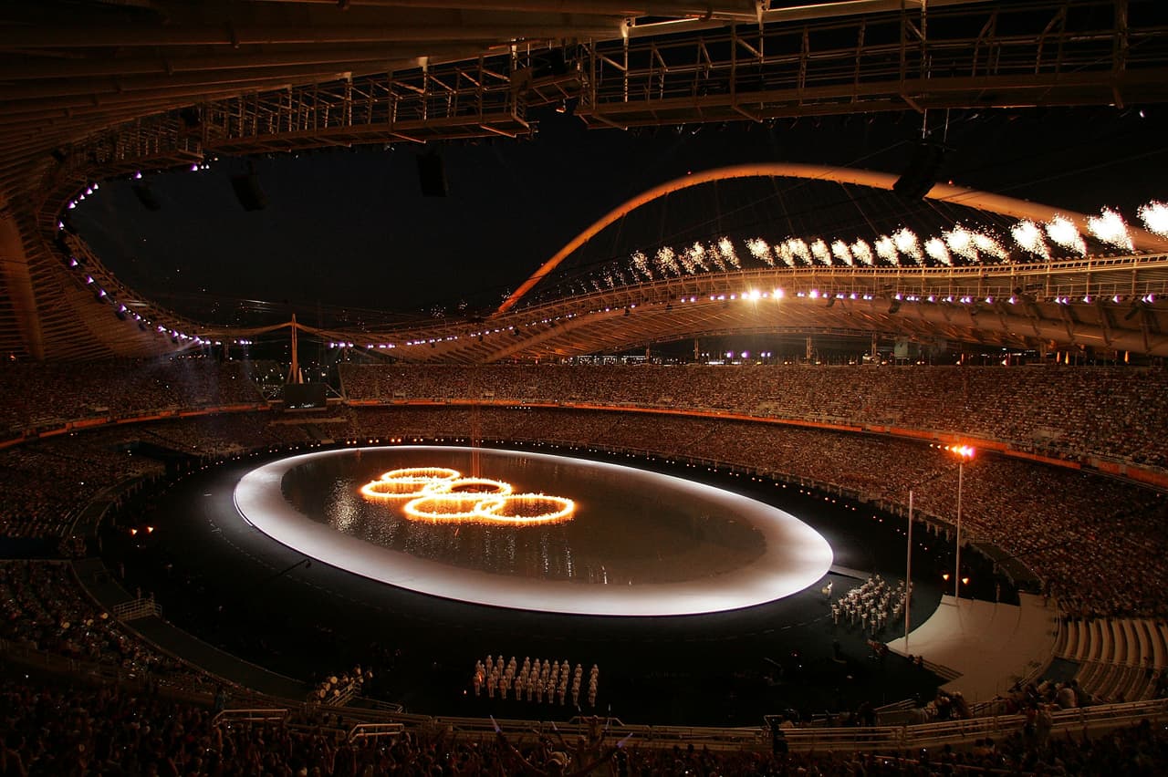 Atenas 2004 no se quedó atrás y el instante más recordado fue cuando desde el agua surgieron los aros olímpicos en llamas para después dar inicio a una puesta en escena histórica.