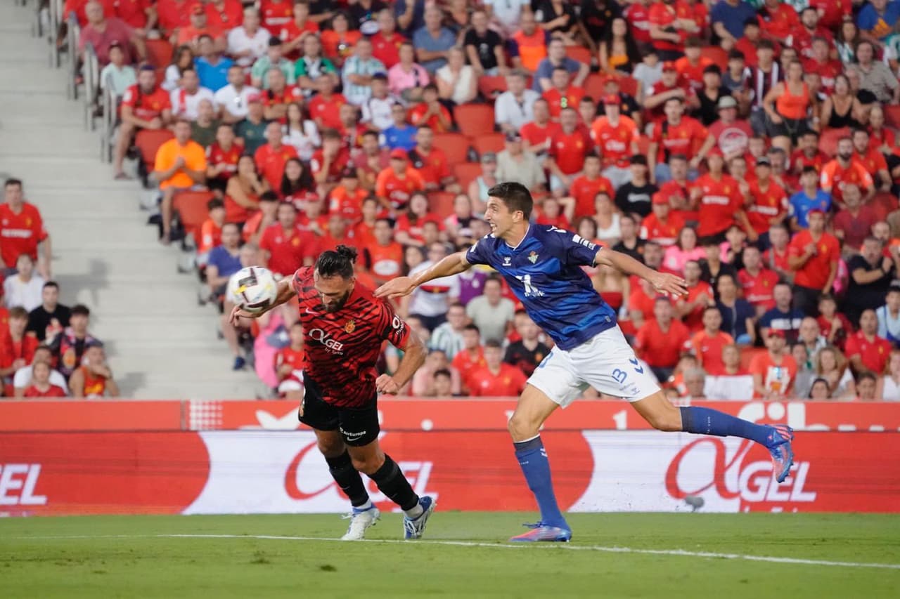 Betis venció 1-2 al Mallorca de Javier Aguirre con un doblete de Boja Iglesias en la Jornada 2 de LaLiga; Andrés Guardado no jugó porque sigue sin ser inscrito.