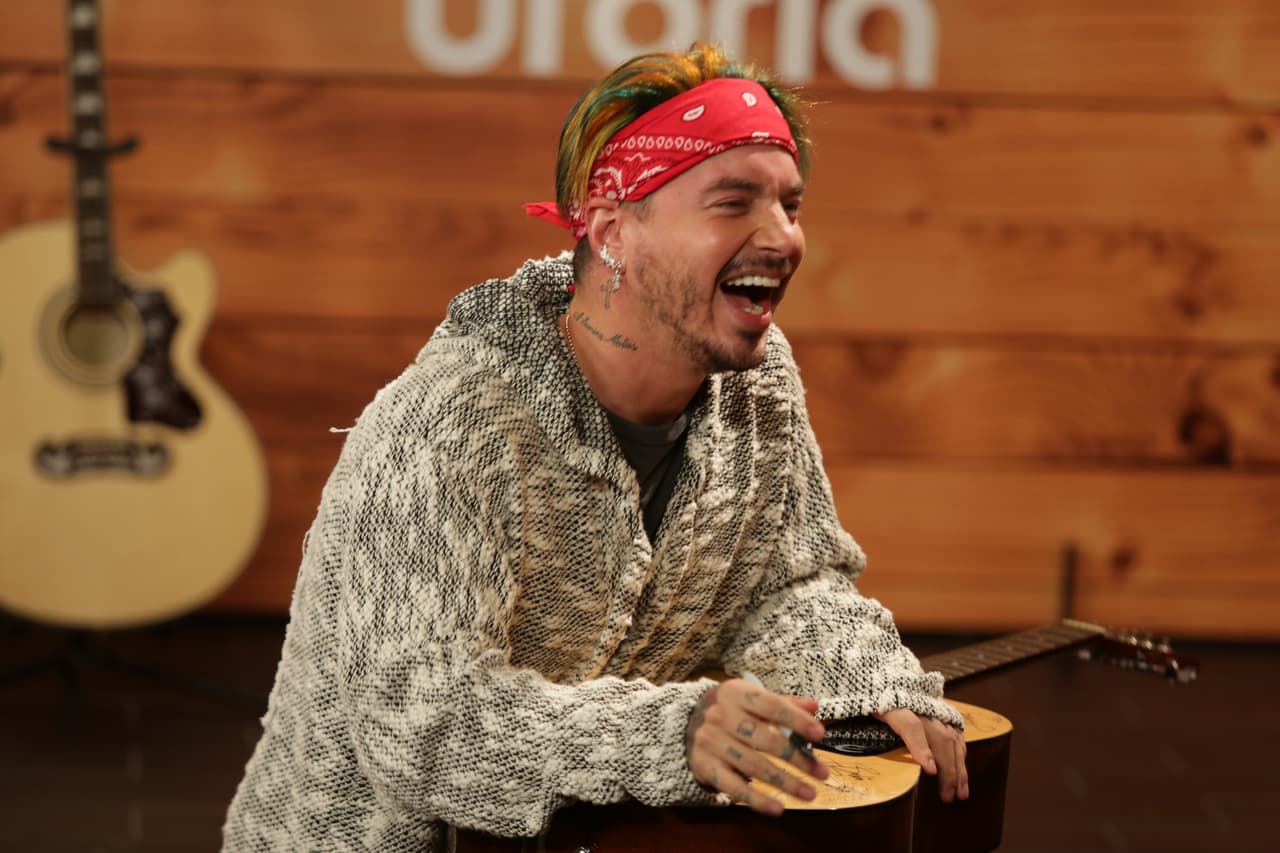 No cabe duda que J Balvin disfruta de lo que hace y más si se trata de trabajo.