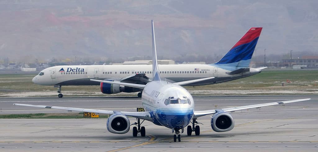 El escalofriante momento en el que el ala de avión de United le corta la cola a otro de Delta que iba a despegar