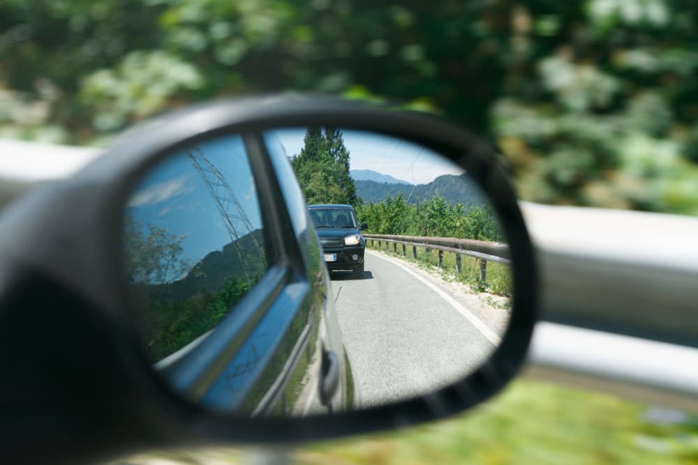Como cuando vas en carretera y ves por el retrovisor y parece que el automóvil que viene en tu misma dirección se está alejando o yendo para atrás, pero es un problema de perspectiva.
