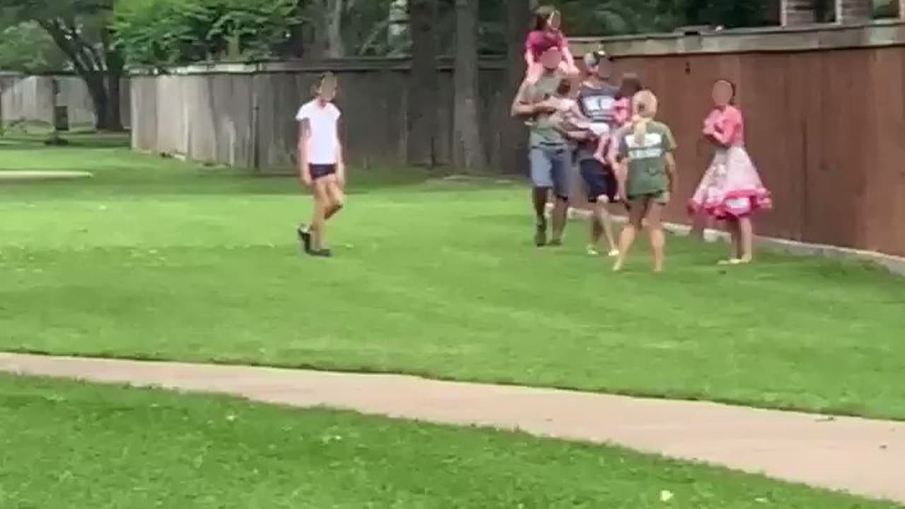 Gardner señaló que esta ocasión fue diferente y que había muchos vecinos viendo al reptil que simplemente caminaba entre las casas.