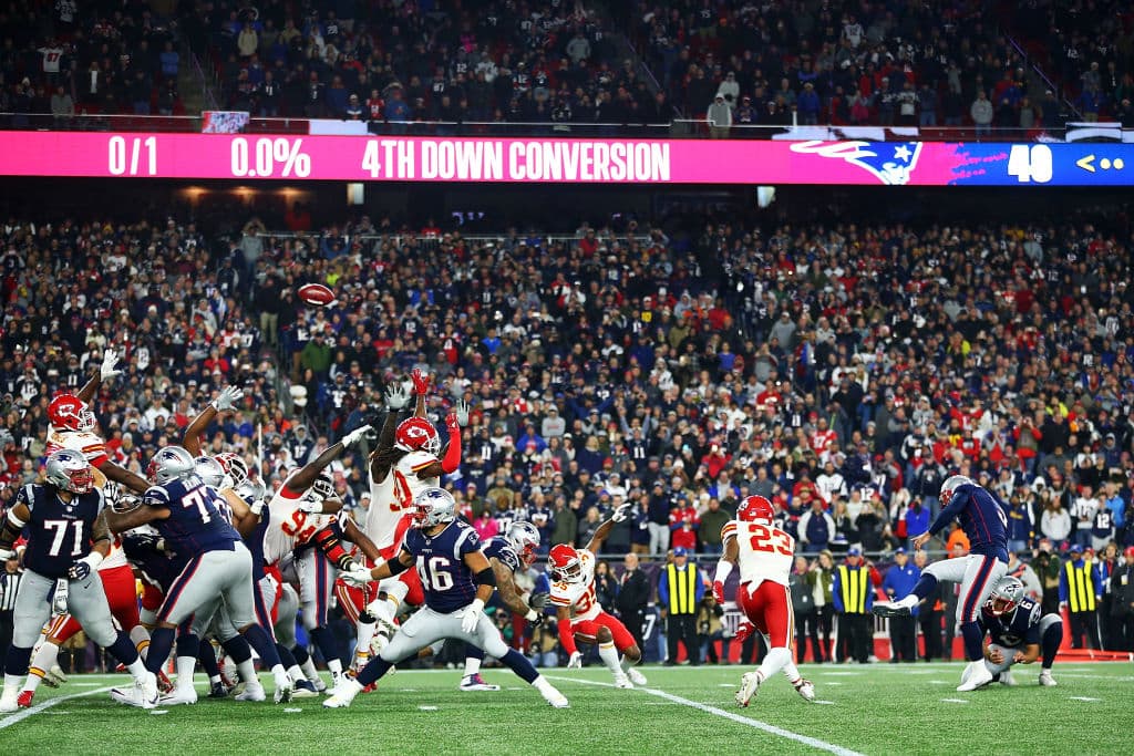 Y con dos goles de campo en el último cuarto, siendo de 28 yardas el del gane, Stephen Gostkowski le dio el triunfo 43-40 a New England, que le quita el invicto a Kansas City.