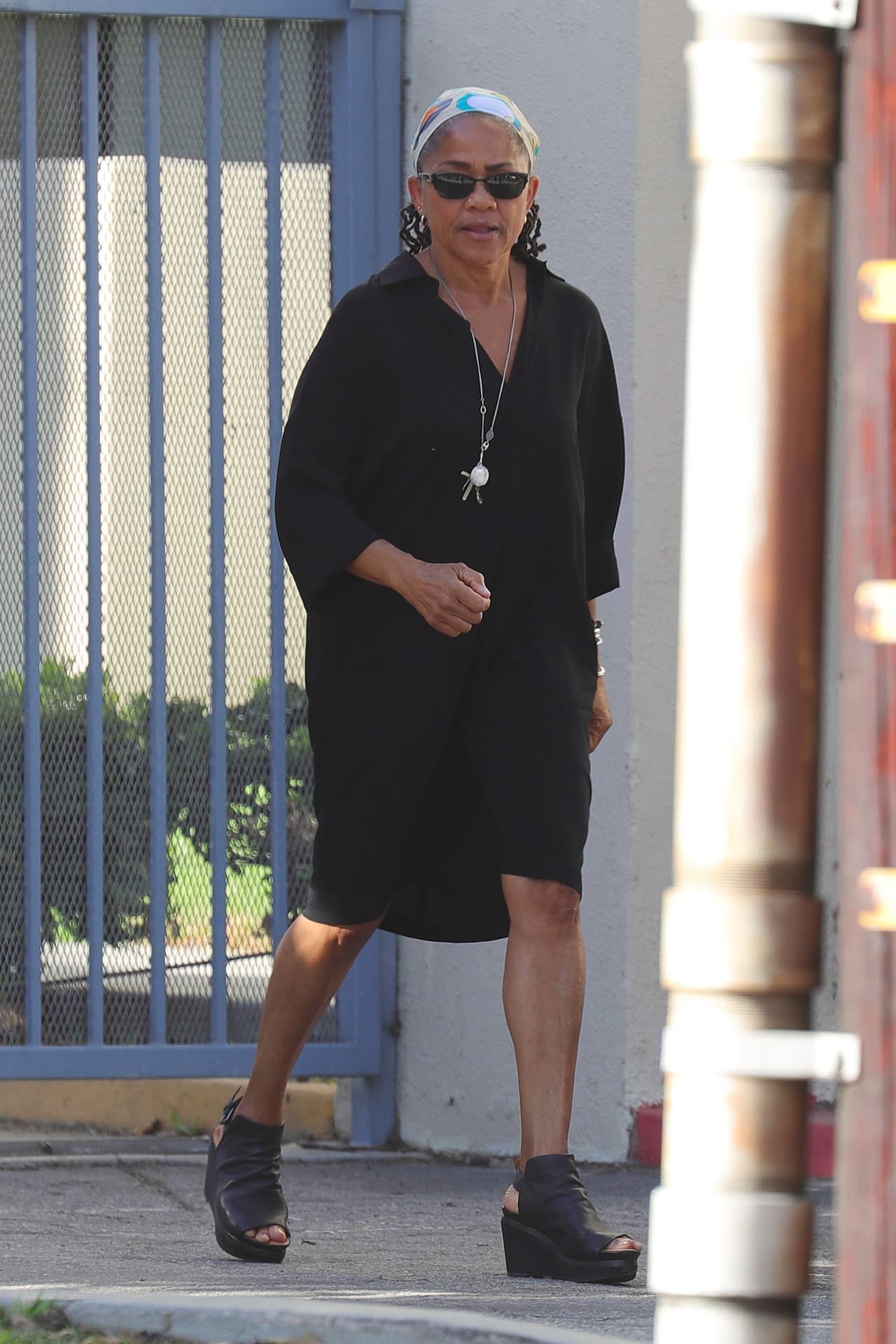 Doria Ragland, 
<b><a href="https://www.univision.com/entretenimiento/realeza/meghan-markle-miente-la-advertencia-de-su-hermanastra-a-la-familia-real-britanica">a diferencia de la familia paterna de Meghan</a></b>, sí ha causado una buena impresión a la reina y a la opinión pública del Reino Unido.