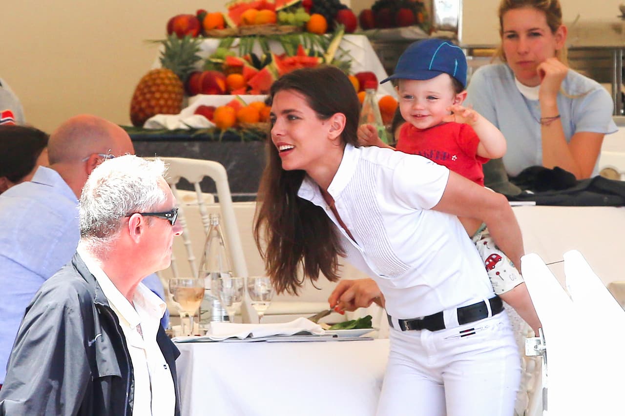 Estas tiernas imágenes comprueban que su nene heredó el amor por los caballos.