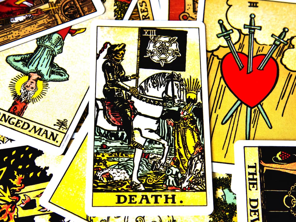 ¡Nada de eso! Desde tiempos antiguos esta carta se asocia con la transformación, o sea, termina algo para dar paso a lo nuevo. Es como la semilla, muere porque germina, pero da frutos, deja de ser semilla, se convierte en planta.