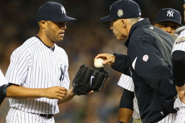 Joe Girardi le dio la bola a Mariano Rivera.