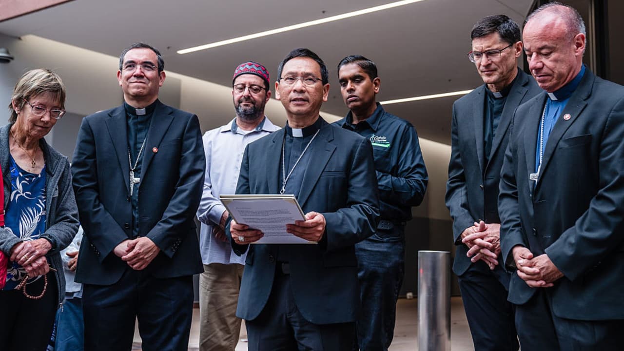 Arzobispo estadounidense nombrado por León XIV llega a las cortes para apoyar a inmigrantes