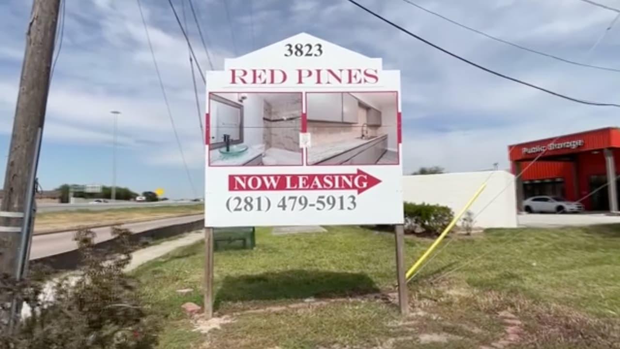 Los hechos ocurrieron 
<b><a href="https://www.univision.com/local/houston-kxln/las-ultimas-horas-de-maira-gutierrez-la-madre-hispana-raptada-y-asesinada-en-houston-video" target="_blank">la mañana del lunes</a></b> 3 de octubre, en los departamentos ubicados en la cuadra 800 de la calle Red Bluff Road en el área de Pasadena.