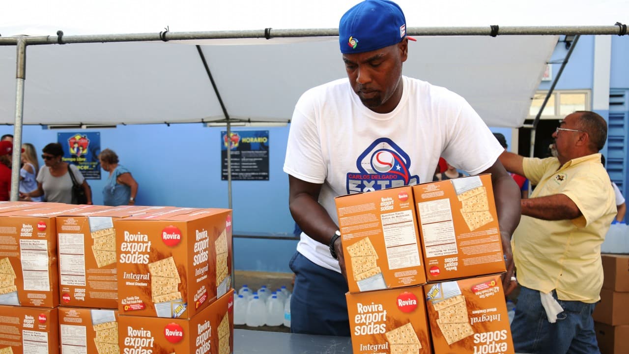 El exbeisbolista Carlos Delgado ayuda a alimentar Aguadilla, su pueblo natal en Puerto Rico