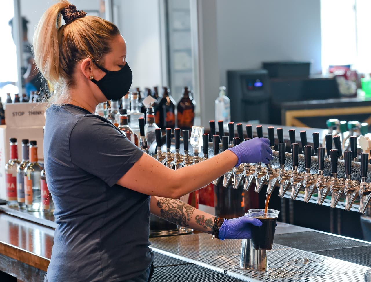 <b>Pennsylvania. </b>Una empleada atiende clientes en un bar de
<b> </b>Lower Alsace el 16 de julio, cuando se anunciaron que se impondrían restricciones más estrictas en los restaurantes y bares. El estado comenzó a reabrir el 5 de junio pero el aumento de la cantidad de casos se establecieron nuevas normas. A estos establecimientos se les permitía atender el 50% de su capacidad, ahora se redujo al 25%. Solo se puede servir alcohol a clientes que ordenan comida y los clubes nocturnos permanecen cerrados.
<br>
<br>
<a href="https://www.univision.com/noticias/salud/las-mascarillas-son-una-de-las-armas-mas-poderosas-contra-el-covid-19-estos-son-los-estados-que-exigen-su-uso-en-publico"><u>Vea aquí cuales estados exigen el uso de mascarillas y el comportamiento de la pandemia en esos lugares</u></a>