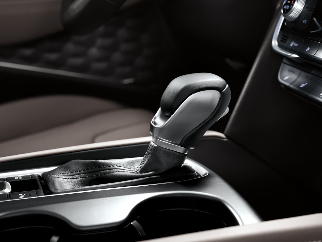 La Hyundai Santa Fe 2019
<b>estrena transmisión automática de ocho velocidades</b>, en reemplazo de la anterior caja de seis velocidades.