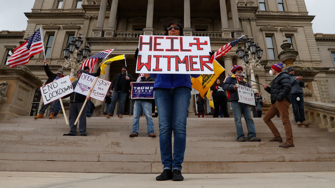 <b>“Heil Witmer”</b>, un mensaje que hace referencia al saludo nazi en contra de la gobernadora demócrata de Michigan, Gretchen Whitmer. Esta ha sido la más grande de estas protestas hasta el momento, realizada en Lansing el 15 de abril.