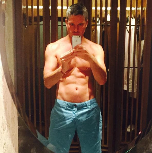 Su nombre completo es Osvaldo Ramiro Fumazoni, nació el 22 de diciembre de 1971 en Buenos Aires, Argentina.