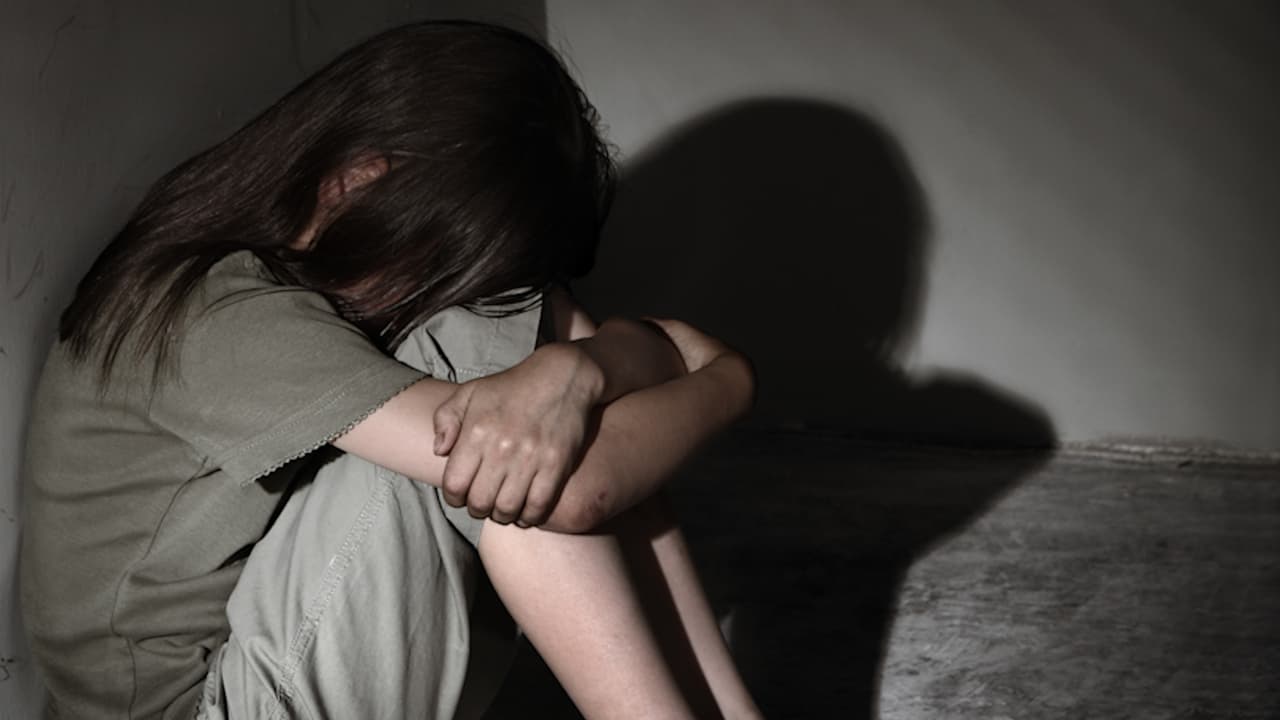 Buscan a hombre acusado de abusar de niños en Manhattan Beach