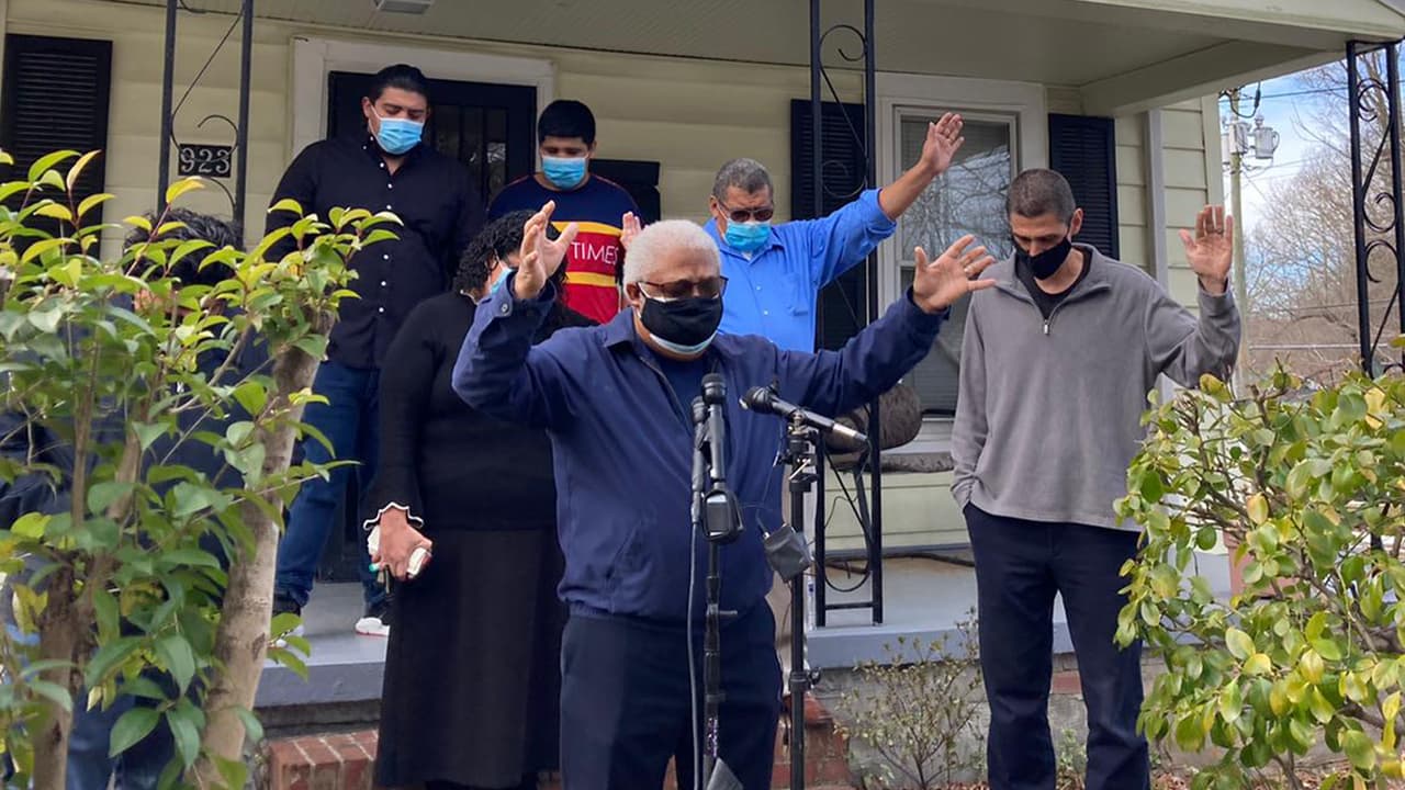 El salvadoreño 
<a href="https://www.univision.com/local/north-carolina-wuvc/el-pastor-jose-chicas-lleva-mas-casi-anos-viviendo-en-santuario-en-durham-video">José Chicas,</a> quien ha permanecido refugiado en una iglesia desde junio de 2017, abandonó el santuario este viernes luego que 
<a href="https://www.univision.com/noticias/inmigracion/que-inmigrantes-indocumentados-se-benefician-de-la-moratoria-de-deportaciones-de-biden">la administración de Joe Biden suspendiera las deportaciones</a> de ciertos inmigrantes por un período de 100 días.