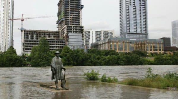 Se prevé que el fenómeno siga causando fuertes lluvias durante el fin de semana.