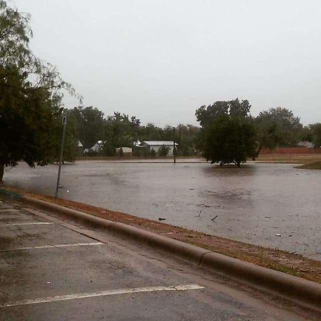 Carreteras como la I-45 que corre entre Dallas y Houston tuvo que ser cerrada debido al incremento del agua.