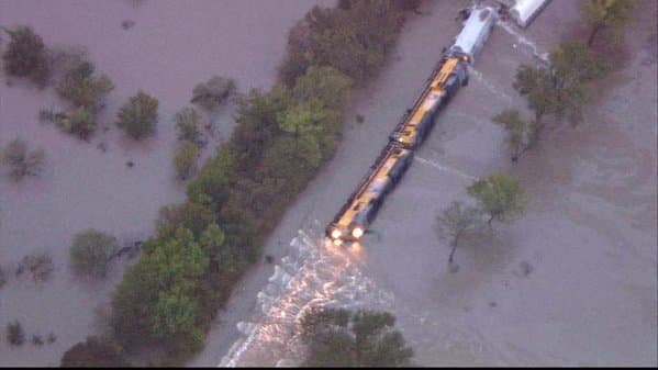 Las fuertes inundaciones provocaron que un tren de Union Pacific quedara prácticamente sumergido en una vía del condado Navarro.