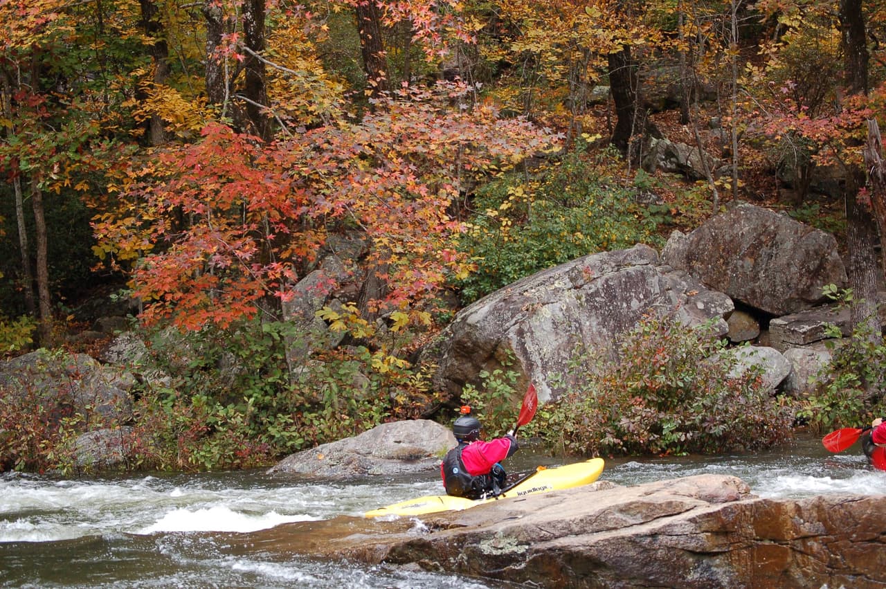 Durante noviembre puedes observar a los kayakistas expertos mientras disfrutan de las "emisiones de aguas bravas" bianuales. 
<a href="https://gastateparks.org/TallulahGorge" target="_blank"><b><b>El parque está en el 338 de Jane Hurt Yarn Drive, en</b></b></a>
<br>
<a href="https://gastateparks.org/TallulahGorge" target="_blank"><b>Tallulah Falls.</b></a>