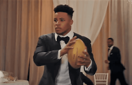 Y el futuro de la liga, el Novato Ofensivo del Año de 2018, el estelar corredor de los NY Giants, Saquon Barkley. 
<a href="https://www.youtube.com/watch?v=tJjiIuH1VnY" target="_blank">Aquí puedes ver el comercial completo si no lo has visto</a>.