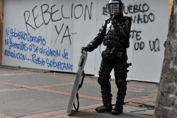 Esta protesta está abierta al inconformismo de los distintos sectores de la sociedad, por lo que en Bogotá se pudieron ver desde grupos de estudiantes del Servicio Nacional de Aprendizaje (Sena) que reclamaban por la escasa financiación que reciben, hasta funcionarios judiciales, en huelga desde ayer.