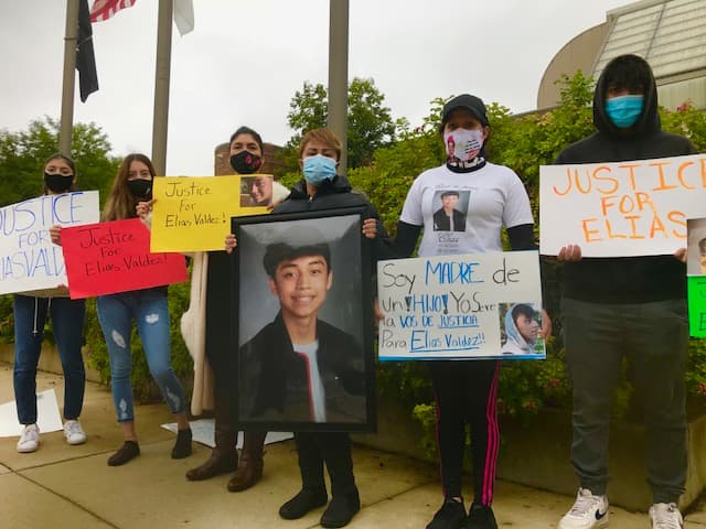 Marcela Fierros, madre de Elias se encuentra junto con sus otras dos hijas, Elizabeth y Paola en una protesta pacífica afuera de la corte en el 5600 de Old Orchard en Skokie donde se llevará a cabo la audiencia judicial.