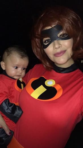 Vestida como 'Elastic Girl', Ana Patricia paseó por las calles con su pequeño hijo en brazos.