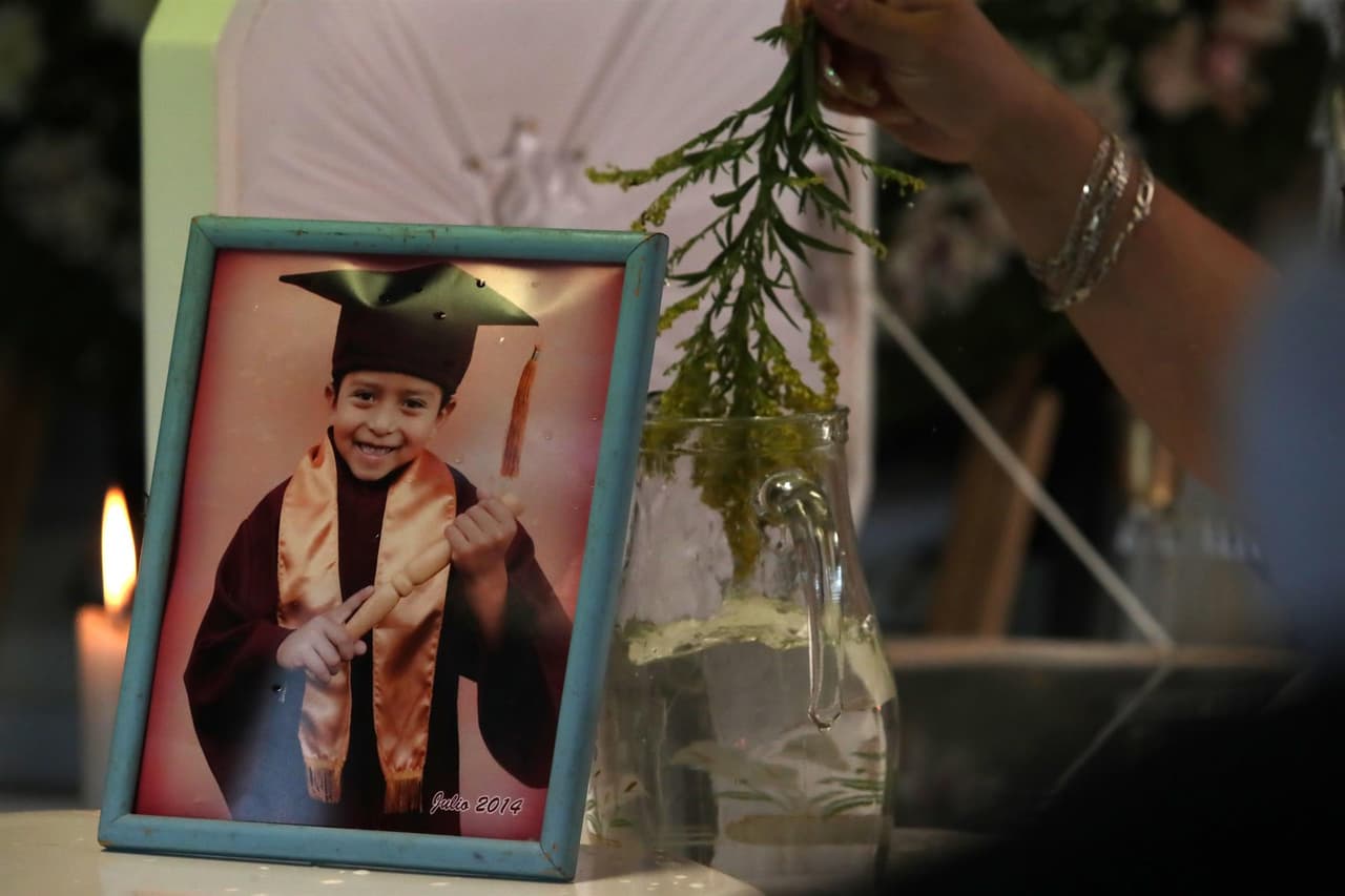 La madre y la abuela de Brandon lo buscaron durante horas, toda la noche, junto a amigos, vecinos y familiares. A la mañana siguiente Marisol y su madre se habían personado en el lugar en el que ocurrió la tragedia, para exigir a las autoridades que las ayudaran a localizar a Brandon, porque habían preguntado en todas los hospitales, y no podían encontrarlo. El chico 
<a href="https://www.univision.com/shows/noticiero-univision/donde-esta-mi-hijo-madre-desesperada-busca-a-su-pequeno-de-13-anos-que-viajaba-en-la-linea-del-metro-que-colapso-video">había sido reportado hasta entonces como 'desaparecido'</a>.