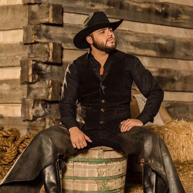 Gerardo Ortiz es un cantante y compositor de origen estadounidense.