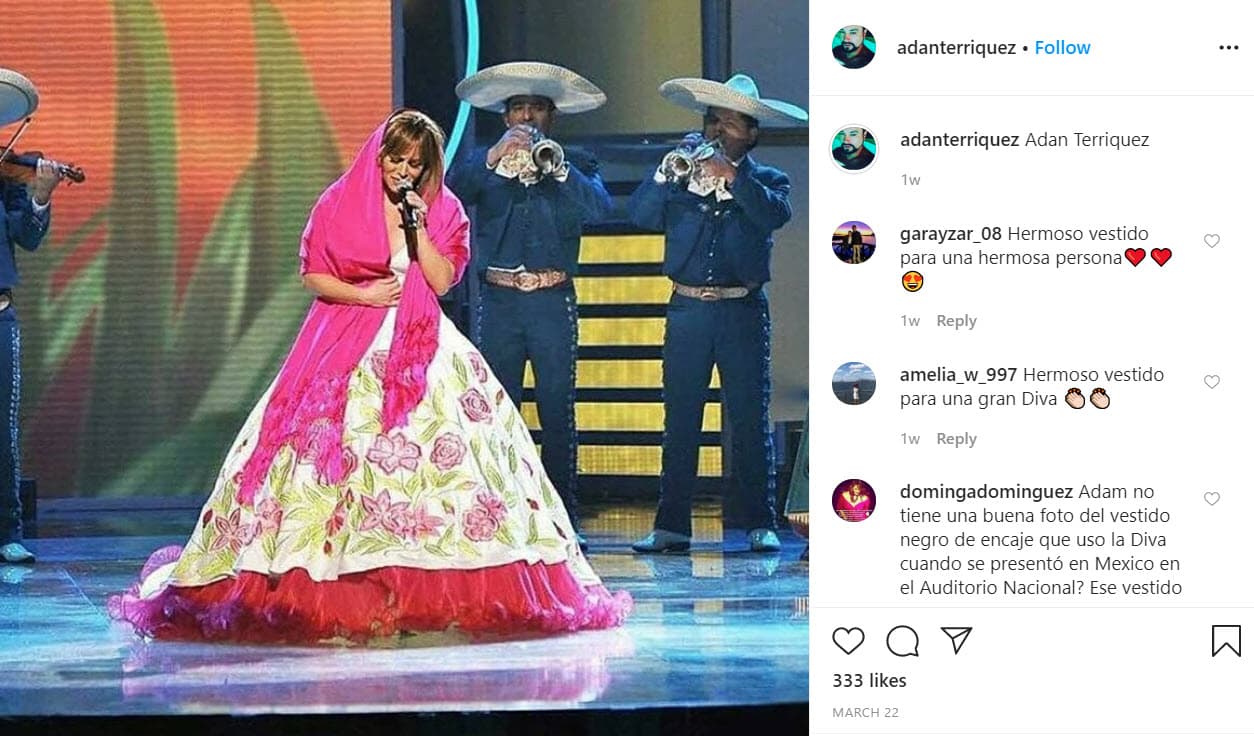 "En 2002 Jenni se presentó en el Gibson Amphitheatre (Los Ángeles), donde decidió cantar con mariachi y banda, ahí le hice el primer vestido con un corte sirena y alcatraces, luego le confeccioné un estilo con olanes, colas españolas e hilos de seda. De hecho 
<b>me basé en el cuerpo de María Victoria</b>
<br>
<b> para <a href="https://www.univision.com/los-angeles/ksca/musica/regional-mexicano/jenni-rivera-tenia-un-truco-para-verse-buenona-sin-usar-faja-nos-lo-revela-su-disenador">lograr esas curvas perfectas</a>, ella lo supo y le encantó</b>".
<br>